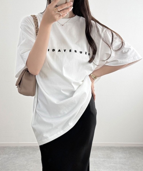 classicalelf（クラシカルエルフ）の「大人の上品カジュアルを楽しむ。綿100％シルケット風シンプル英字ロゴオーバーサイズTシャツ（半袖）（Tシャツ/カットソー・レディース・チャコール/ホワイト/ブラック/アイボリー/オートミール・LARGE/MEDIUM/SMALL/X-LARGE）」の6枚目の写真