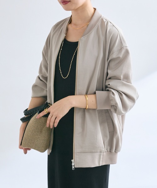 RIVE DROITE(リヴドロワ)の「ライトサテンブルゾン(ブルゾン・レディース・ブラック/ベージュ/グレイッシュベージュ・FREE)」の2枚目の写真