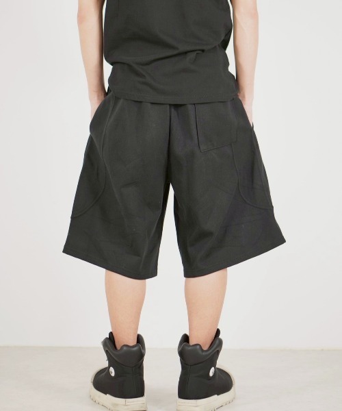 Chikashitsu +（チカシツプラス）の「【Chikashitsu +】stitch bermuda sweat pants / 【チカシツプラス】スティッチバミューダハーフスウェットパンツ（スウェットパンツ・メンズ・ブラック/杢グレー・ONE SIZE）」の5枚目の写真