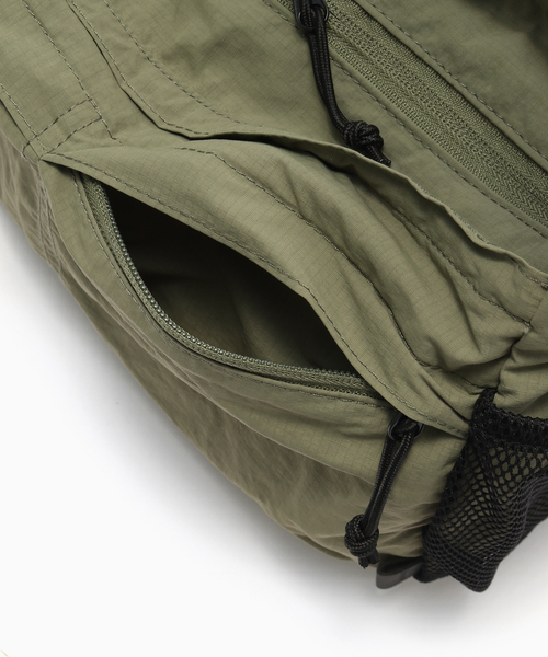 B.C STOCK(ベーセーストック)の「【fellowww / フェロー】別注 パッカブルショルダーバッグ(ショルダーバッグ・メンズ・ブラック/カーキ/レッド・FREE)」の4枚目の写真