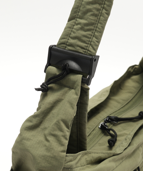 B.C STOCK(ベーセーストック)の「【fellowww / フェロー】別注 パッカブルショルダーバッグ(ショルダーバッグ・メンズ・ブラック/カーキ/レッド・FREE)」の6枚目の写真