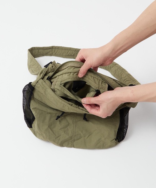 B.C STOCK(ベーセーストック)の「【fellowww / フェロー】別注 パッカブルショルダーバッグ(ショルダーバッグ・メンズ・ブラック/カーキ/レッド・FREE)」の7枚目の写真