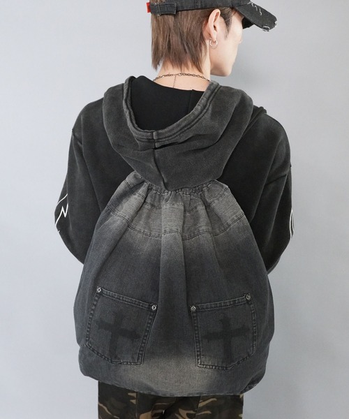 SPINNS(スピンズ)の「フェード加工デニムナップサック/クロスロゴ/Y2K・韓国ストリート/リュック(バックパック/リュック・メンズ・ブラウン/ブラック・ONESIZE)」の16枚目の写真