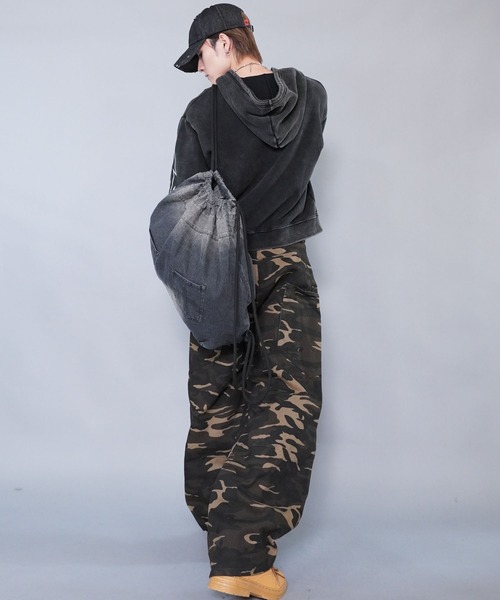 SPINNS(スピンズ)の「フェード加工デニムナップサック/クロスロゴ/Y2K・韓国ストリート/リュック(バックパック/リュック・メンズ・ブラウン/ブラック・ONESIZE)」の21枚目の写真