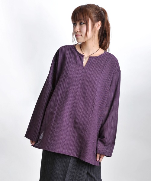 MARAI(マーライ)の「長袖 キーネックTシャツ ロンT エスニックシャツ(Tシャツ/カットソー・レディース・グレー/カーキ/ネイビー/ブラウン/ブラック/パープル/ダークグリーン/ワイン/ダークブルー/キャメル・MEDIUM/LARGE)」の9枚目の写真