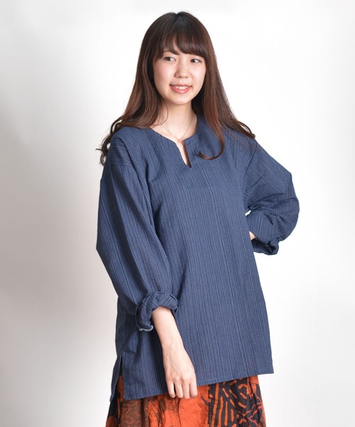 MARAI(マーライ)の「長袖 キーネックTシャツ ロンT エスニックシャツ(Tシャツ/カットソー・レディース・グレー/カーキ/ネイビー/ブラウン/ブラック/パープル/ダークグリーン/ワイン/ダークブルー/キャメル・MEDIUM/LARGE)」の7枚目の写真
