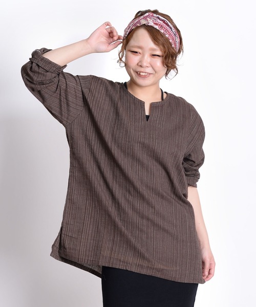 MARAI(マーライ)の「長袖 キーネックTシャツ ロンT エスニックシャツ(Tシャツ/カットソー・レディース・グレー/カーキ/ネイビー/ブラウン/ブラック/パープル/ダークグリーン/ワイン/ダークブルー/キャメル・MEDIUM/LARGE)」の4枚目の写真