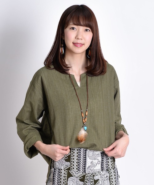 MARAI(マーライ)の「長袖 キーネックTシャツ ロンT エスニックシャツ(Tシャツ/カットソー・レディース・グレー/カーキ/ネイビー/ブラウン/ブラック/パープル/ダークグリーン/ワイン/ダークブルー/キャメル・MEDIUM/LARGE)」の6枚目の写真