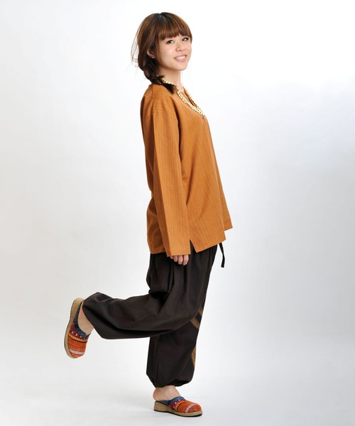 MARAI(マーライ)の「長袖 キーネックTシャツ ロンT エスニックシャツ(Tシャツ/カットソー・レディース・グレー/カーキ/ネイビー/ブラウン/ブラック/パープル/ダークグリーン/ワイン/ダークブルー/キャメル・MEDIUM/LARGE)」の22枚目の写真