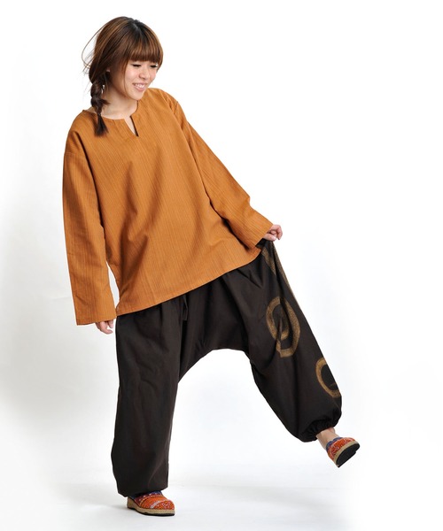 MARAI(マーライ)の「長袖 キーネックTシャツ ロンT エスニックシャツ(Tシャツ/カットソー・レディース・グレー/カーキ/ネイビー/ブラウン/ブラック/パープル/ダークグリーン/ワイン/ダークブルー/キャメル・MEDIUM/LARGE)」の21枚目の写真