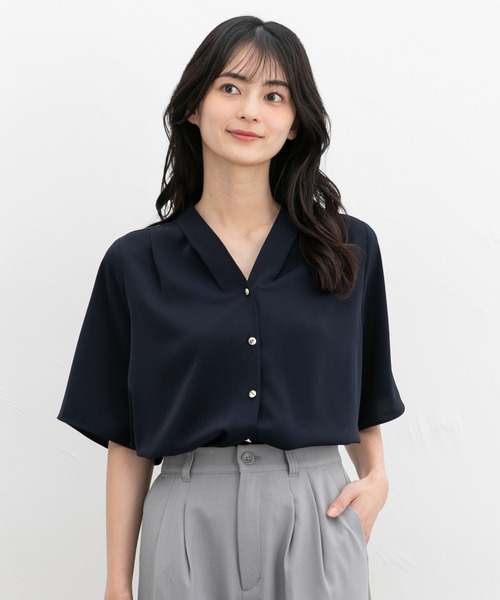 Honeys(ハニーズ)の「金釦Vネックブラウス(シャツ/ブラウス・レディース・ネイビー/ホワイト/ホワイト×ブラック/ホワイト×ピンク/グレイッシュブルー・3L/S/M/L/LL)」の4枚目の写真