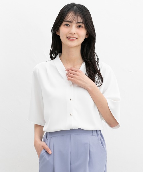 Honeys(ハニーズ)の「金釦Vネックブラウス(シャツ/ブラウス・レディース・ネイビー/ホワイト/ホワイト×ブラック/ホワイト×ピンク/グレイッシュブルー・3L/S/M/L/LL)」の2枚目の写真