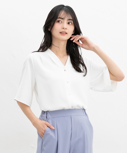 Honeys(ハニーズ)の「金釦Vネックブラウス(シャツ/ブラウス・レディース・ネイビー/ホワイト/ホワイト×ブラック/ホワイト×ピンク/グレイッシュブルー・3L/S/M/L/LL)」の7枚目の写真