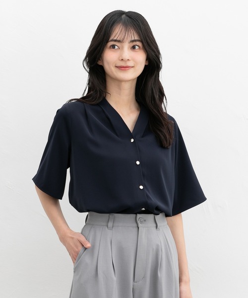 Honeys(ハニーズ)の「金釦Vネックブラウス(シャツ/ブラウス・レディース・ネイビー/ホワイト/ホワイト×ブラック/ホワイト×ピンク/グレイッシュブルー・3L/S/M/L/LL)」の9枚目の写真