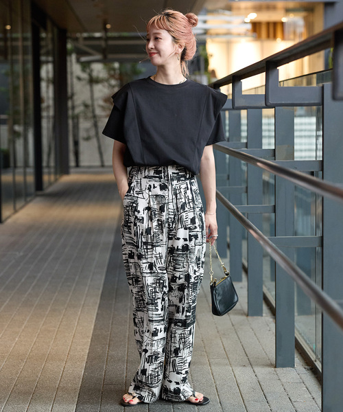 B.C STOCK(ベーセーストック)の「【WEB限定】ウォッシャブル / 接触冷感 ラッフルショルダーTシャツ(Tシャツ/カットソー・レディース・ホワイト/ブラック・FREE)」の3枚目の写真