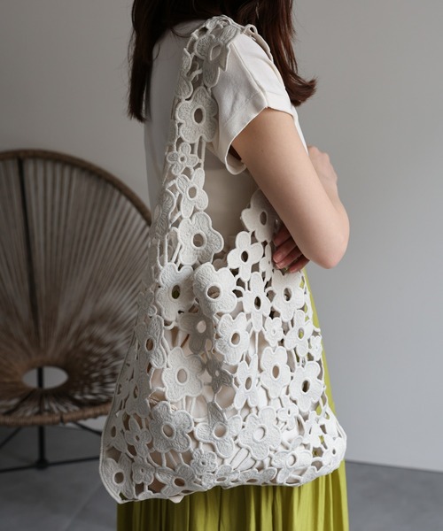 ap retro(アプレトロ)の「エンブロイダリーフラワーレーストート(トートバッグ・レディース・パープル/アイボリー/ブラック/ブルー・FREE)」の3枚目の写真