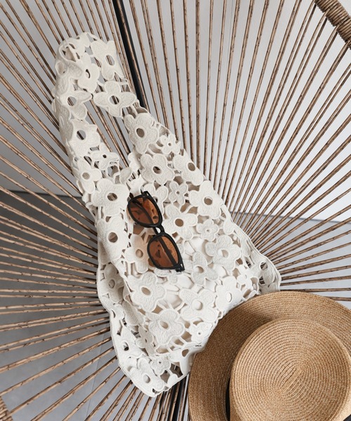 ap retro(アプレトロ)の「エンブロイダリーフラワーレーストート(トートバッグ・レディース・パープル/アイボリー/ブラック/ブルー・FREE)」の7枚目の写真