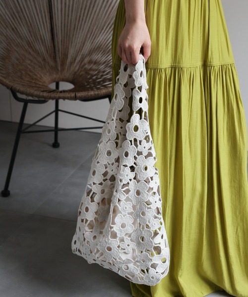 ap retro(アプレトロ)の「エンブロイダリーフラワーレーストート(トートバッグ・レディース・パープル/アイボリー/ブラック/ブルー・FREE)」の6枚目の写真