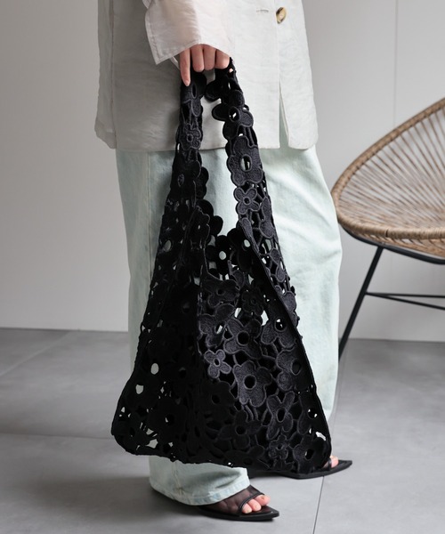 ap retro(アプレトロ)の「エンブロイダリーフラワーレーストート(トートバッグ・レディース・パープル/アイボリー/ブラック/ブルー・FREE)」の9枚目の写真