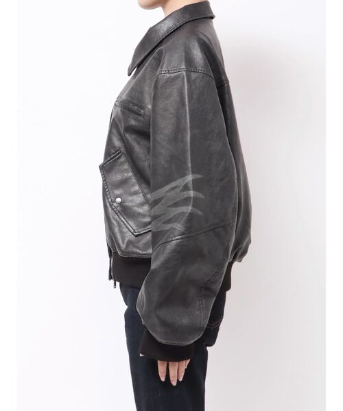 EMODA(エモダ)の「ヴィンテージフェイクレザーブルゾン(ブルゾン・レディース・グレー/ブラック/ブラウン・MEDIUM/SMALL)」の5枚目の写真