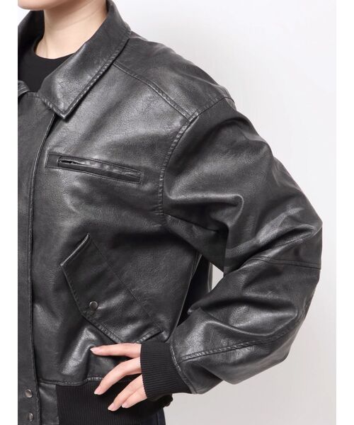 EMODA(エモダ)の「ヴィンテージフェイクレザーブルゾン(ブルゾン・レディース・グレー/ブラック/ブラウン・MEDIUM/SMALL)」の8枚目の写真