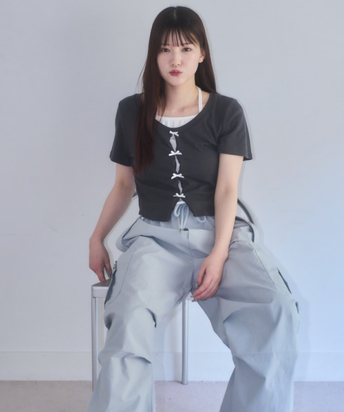 mellowneon(メロウネオン)の「レイヤード配色クロップドリボントップス(Tシャツ/カットソー・レディース・アイボリー/チャコールグレー・FREE)」の6枚目の写真