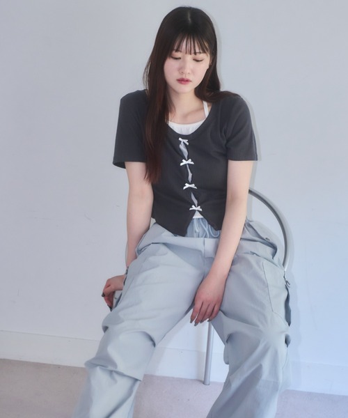 mellowneon(メロウネオン)の「レイヤード配色クロップドリボントップス(Tシャツ/カットソー・レディース・アイボリー/チャコールグレー・FREE)」の4枚目の写真
