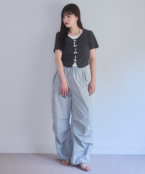 mellowneon(メロウネオン)の「レイヤード配色クロップドリボントップス(Tシャツ/カットソー・レディース・アイボリー/チャコールグレー・FREE)」の7枚目の写真