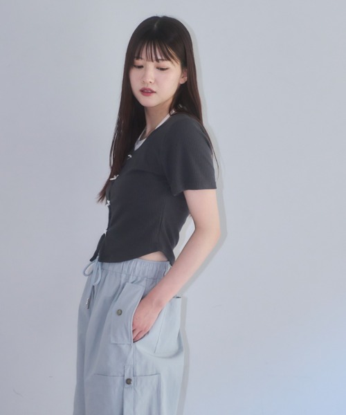 mellowneon(メロウネオン)の「レイヤード配色クロップドリボントップス(Tシャツ/カットソー・レディース・アイボリー/チャコールグレー・FREE)」の10枚目の写真