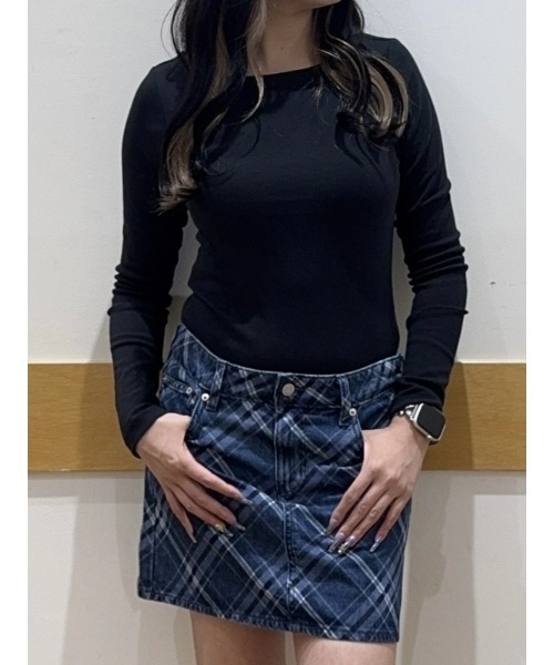 GAP（ギャップ）の「モダン ボートネックTシャツ（Tシャツ/カットソー・レディース・グレー/ブラウン/ホワイト/ブラック・XS/S/M/L/XL/XXS）」の5枚目の写真