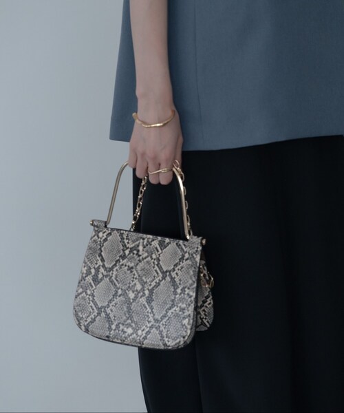 GALLEST（ギャレスト）の「【LE VERNIS】Metal handle minibag（ショルダーバッグ・レディース・グレー系3/ダークブラウン・00）」の4枚目の写真