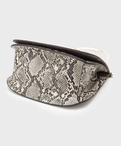 GALLEST（ギャレスト）の「【LE VERNIS】Metal handle minibag（ショルダーバッグ・レディース・グレー系3/ダークブラウン・00）」の9枚目の写真