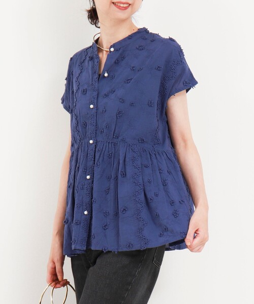 MICO COULIER(ミコクリエ)の「3D刺繍バンドカラーブラウス(シャツ/ブラウス・レディース・ブルー/ブラック/キナリ・38)」の3枚目の写真