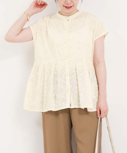 MICO COULIER(ミコクリエ)の「3D刺繍バンドカラーブラウス(シャツ/ブラウス・レディース・ブルー/ブラック/キナリ・38)」の2枚目の写真