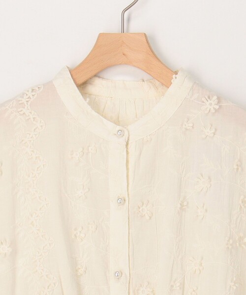 MICO COULIER(ミコクリエ)の「3D刺繍バンドカラーブラウス(シャツ/ブラウス・レディース・ブルー/ブラック/キナリ・38)」の6枚目の写真