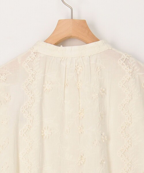 MICO COULIER(ミコクリエ)の「3D刺繍バンドカラーブラウス(シャツ/ブラウス・レディース・ブルー/ブラック/キナリ・38)」の7枚目の写真