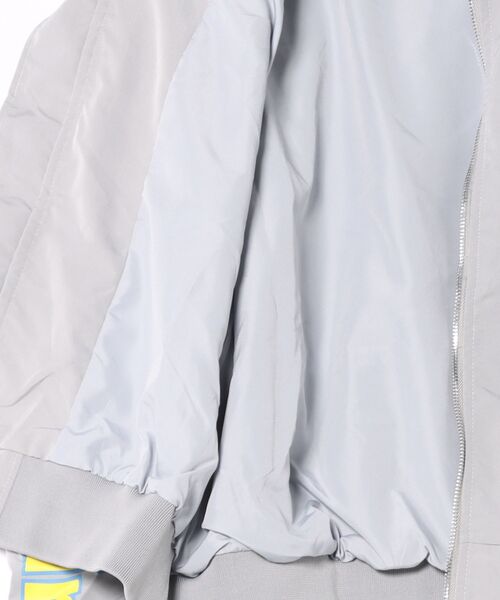 Sibra(シブラ)の「袖ギャザー入りビッグシルエットMA-1ブルゾン(3色展開)(ブルゾン・レディース・ブラック/カーキ/ライトグレー・M)」の9枚目の写真