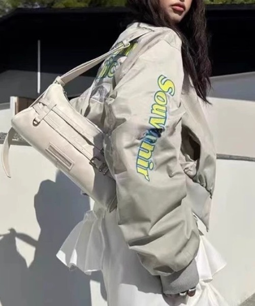 Sibra(シブラ)の「袖ギャザー入りビッグシルエットMA-1ブルゾン(3色展開)(ブルゾン・レディース・ブラック/カーキ/ライトグレー・M)」の7枚目の写真