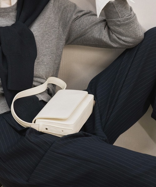GENERAL IDEA（ジェネラルアイデア）の「GENERAL IDEA/ジェネラルアイディア square rivet shoulder bag ショルダーバッグ（ショルダーバッグ・レディース・ブラック/レッド/クリーム・FREE）」の19枚目の写真