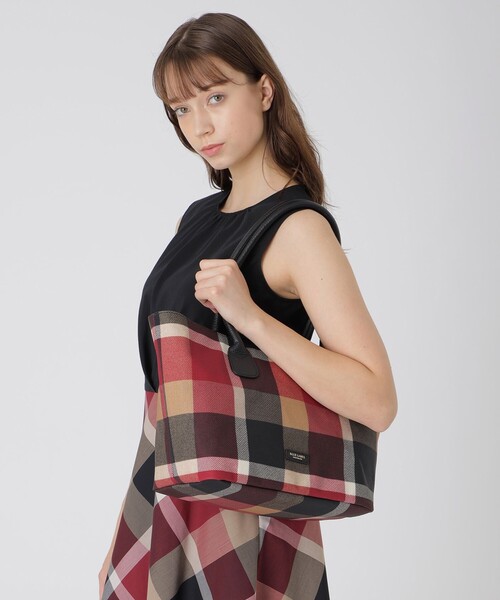 BLUE LABEL CRESTBRIDGE(ブルーレーベルクレストブリッジ)の「クレストブリッジチェックPVCトート(トートバッグ・レディース・レッド/ベージュ系その他/ダークネイビー・FREE)」の21枚目の写真