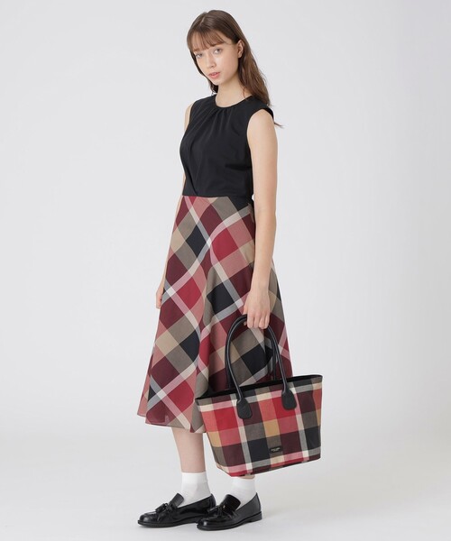 BLUE LABEL CRESTBRIDGE(ブルーレーベルクレストブリッジ)の「クレストブリッジチェックPVCトート(トートバッグ・レディース・レッド/ベージュ系その他/ダークネイビー・FREE)」の20枚目の写真