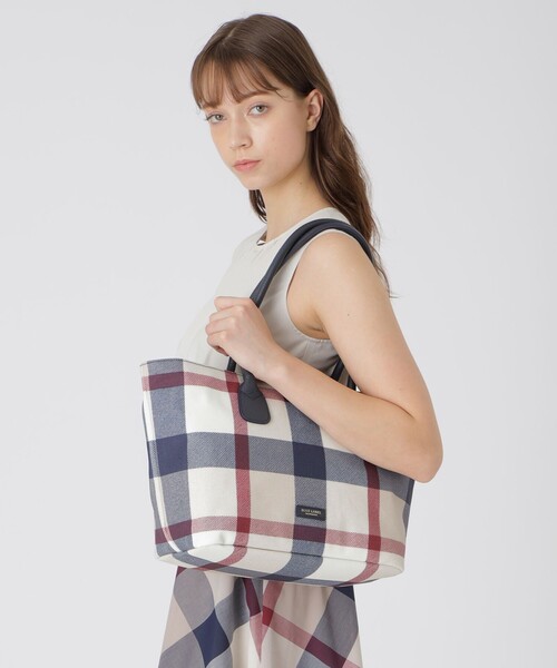 BLUE LABEL CRESTBRIDGE(ブルーレーベルクレストブリッジ)の「クレストブリッジチェックPVCトート(トートバッグ・レディース・レッド/ベージュ系その他/ダークネイビー・FREE)」の9枚目の写真