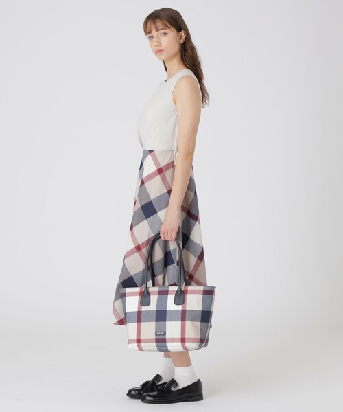 BLUE LABEL CRESTBRIDGE(ブルーレーベルクレストブリッジ)の「クレストブリッジチェックPVCトート(トートバッグ・レディース・レッド/ベージュ系その他/ダークネイビー・FREE)」の8枚目の写真