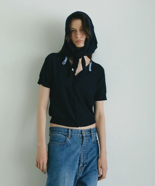 ETRE TOKYO(エトレトウキョウ)の「ハーフスリーブブークレニットカーディガン(カーディガン/ボレロ・レディース・ベージュ/ネイビー・FREE)」の2枚目の写真