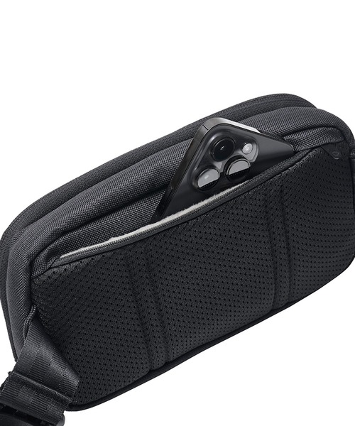 incase（インケース）の「Incase Crosstown Sling-Black（ショルダーバッグ・メンズ・ブラック・ONE SIZE）」の11枚目の写真