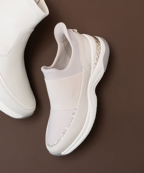 +diana（プラスダイアナ）の「【レイン対応】【撥水加工】オールウェザースリッポンスニーカー（レインシューズ・レディース・ベージュ/ブラック・M/L/XL/S）」の2枚目の写真