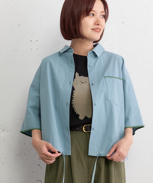 POU DOU DOU(プードゥドゥ)の「はまぐりステッチクロップドシャツ(シャツ/ブラウス・レディース・スミクロ/ブルー/アイボリー・M)」の1枚目の写真