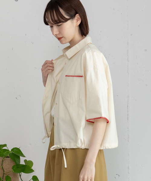 POU DOU DOU(プードゥドゥ)の「はまぐりステッチクロップドシャツ(シャツ/ブラウス・レディース・スミクロ/ブルー/アイボリー・M)」の5枚目の写真