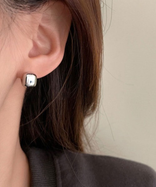 yu-ka（ユーカ）の「YU-KA:レトロスクエアデザインフープピアス retro square design hoop pierce（ピアス（両耳用）・レディース・シルバー/ゴールド・FREE）」の2枚目の写真