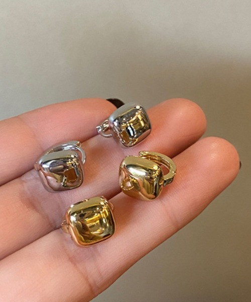 yu-ka（ユーカ）の「YU-KA:レトロスクエアデザインフープピアス retro square design hoop pierce（ピアス（両耳用）・レディース・シルバー/ゴールド・FREE）」の3枚目の写真